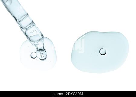 Kosmetische Pipette mit blauen Serum-Abstrichen wischenden Tropfen Farbtupfen von Kollagen und Peptiden Closeup isoliert. Stockfoto