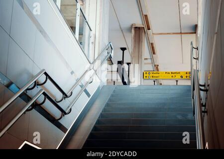 Öffentliche Treppe am Bahnhof Einstiegsplattform für Ausgang, Eingang, Notfall. September 2019 - Italien, Rimini. Stockfoto