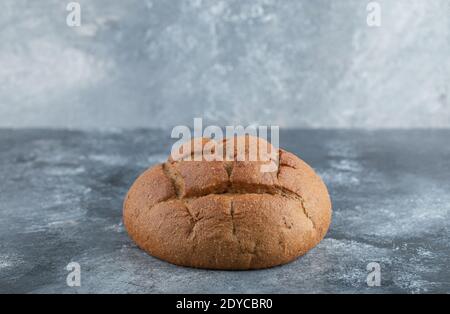 Frisch gebackene hausgemachte Sauerteig Roggen und Weißmehl Brot. Stockfoto