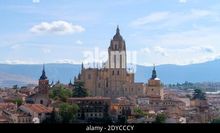 Eine horizontale Gesamtaufnahme der berühmten Kathedrale von Segovia in Spanien Stockfoto
