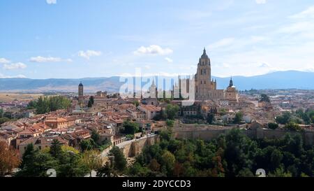 Eine Gesamtaufnahme der Kathedrale von Segovia und der Stadtlandschaft von Segovia Stockfoto