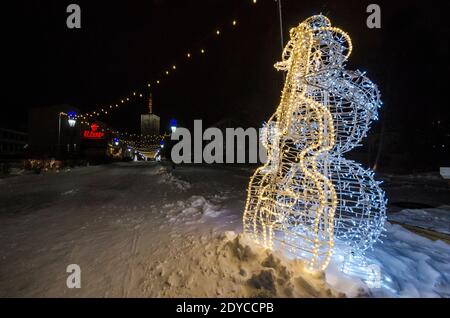 Dezember 2020 - Archangelsk. Guter Neujahrsgeist. Fußgängerstraße in der Stadt Archangelsk. Girlanden und Schneemänner. Russland, Archangelsk Region Stockfoto