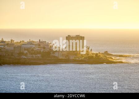 Küstenlandschaft an einem Winternachmittag. La Jolla, Kalifornien, USA. Blick auf die Halbinsel der Stadt La Jolla. Stockfoto