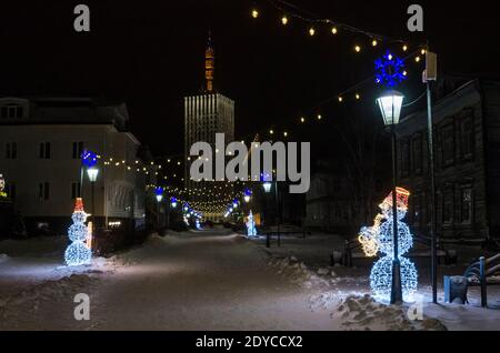 Dezember 2020 - Archangelsk. Guter Neujahrsgeist. Fußgängerstraße in der Stadt Archangelsk. Girlanden und Schneemänner. Russland, Archangelsk Region Stockfoto