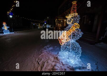 Dezember 2020 - Archangelsk. Guter Neujahrsgeist. Fußgängerstraße in der Stadt Archangelsk. Girlanden und Schneemänner. Russland, Archangelsk Region Stockfoto