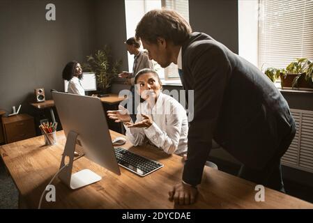 Die Kolleginnen und Kollegen im Gespräch diskutieren neue Einführungen neue Einstellungen. Die Mitarbeiter arbeiten im Team hart an der Umsetzung des Projekts. Teamarbeit Stockfoto