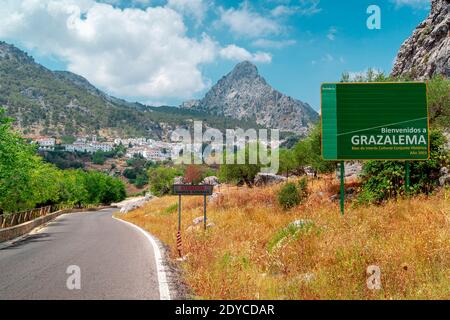 Hübsches Dorf auf der Route der weißen Dörfer im Naturpark Sierra Grazalema, in Cadiz, Spanien.schöne Route mit dem Auto im Sommer zu tun.EIN muss auf Ihrem Stockfoto