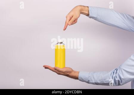 Sprühflasche ohne Kappe in mans Hand. Nahaufnahme. Modell. Stockfoto