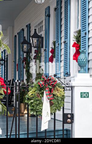 Charleston, Vereinigte Staaten Von Amerika. Dezember 2020. Weihnachtsdekorationen auf einer Veranda, bekannt vor Ort als Piazza, eines Charleston Single Stil historischen Hauses in Charleston, South Carolina. Quelle: Planetpix/Alamy Live News Stockfoto