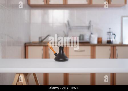 Interieur der Küche und Keramik-cezve oder türkischen Kaffeekanne. Rezept für die Zubereitung von Kaffee. Stockfoto
