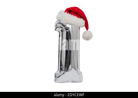 Nummer 1 aus einem silbernen aufblasbaren Ballon mit einem roten Weihnachtsmütze. Weißer Hintergrund. Neujahrskonzept. Stockfoto