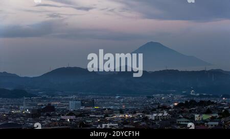 Mt Fuji bei Sonnenuntergang von der Shizuoka Universität, Shizuoka, Japan Stockfoto