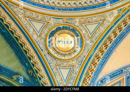 SZEGED, UNGARN - 22. MAI 2014: Blick auf die Details der Neuen Synagoge in Szeged, Ungarn. Stockfoto