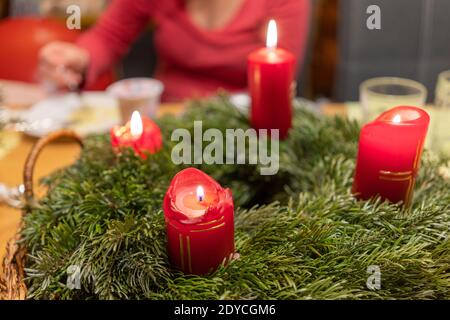 Es ist eine römisch-katholische Tradition, dass eine von vier Kerzen werden auf einem Adventkranz angezündet Für jeden Sonntag im Advent in Österreich Stockfoto