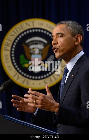 US-Präsident Barack Obama hält am 31. Dezember 2012 bei einer Veranstaltung im Weißen Haus mit Amerikanern mittleren Einkommens im Eisenhower Executive Office Building in Washington Bemerkungen über die fiktive Klippe. Die Führer des Kongresses arbeiten auf ein Abkommen hin, das verhindern würde, dass die Haushaltsklippe überbannt wird. Berichten zufolge arbeiten die Republikaner im Kongress und die Obama-Regierung an einem Kompromiss, der die Steuersätze für Paare erhöhen würde, die jedes Jahr mehr als vierhundertfünfzigtausend Dollar (dreihunderttausend Euro) verdienen. Foto von Michael Reynolds/Pool/ABACAPRESS.COM Stockfoto