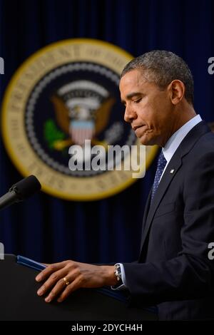 US-Präsident Barack Obama hält am 31. Dezember 2012 bei einer Veranstaltung im Weißen Haus mit Amerikanern mittleren Einkommens im Eisenhower Executive Office Building in Washington Bemerkungen über die fiktive Klippe. Die Führer des Kongresses arbeiten auf ein Abkommen hin, das verhindern würde, dass die Haushaltsklippe überbannt wird. Berichten zufolge arbeiten die Republikaner im Kongress und die Obama-Regierung an einem Kompromiss, der die Steuersätze für Paare erhöhen würde, die jedes Jahr mehr als vierhundertfünfzigtausend Dollar (dreihunderttausend Euro) verdienen. Foto von Michael Reynolds/Pool/ABACAPRESS.COM Stockfoto