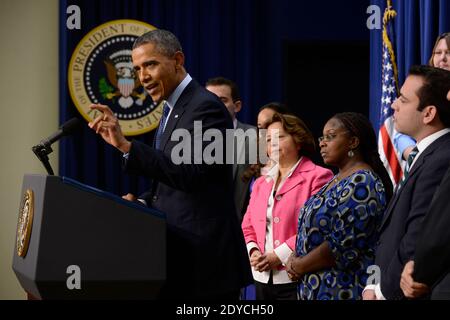 US-Präsident Barack Obama (L) hält am 31. Dezember 2012 bei einer Veranstaltung im Weißen Haus mit Amerikanern mittleren Einkommens im Eisenhower Executive Office Building in Washington Bemerkungen über die fiktive Klippe ab. Die Führer des Kongresses arbeiten auf ein Abkommen hin, das verhindern würde, dass die Haushaltsklippe überbannt wird. Berichten zufolge arbeiten die Republikaner im Kongress und die Obama-Regierung an einem Kompromiss, der die Steuersätze für Paare erhöhen würde, die jedes Jahr mehr als vierhundertfünfzigtausend Dollar (dreihunderttausend Euro) verdienen. Foto von Michael Reynolds/Pool/ABACAPRESS.COM Stockfoto