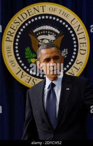 US-Präsident Barack Obama tritt ein, um am 31. Dezember 2012 im Eisenhower Executive Office Building in Washington auf einer Veranstaltung im Weißen Haus mit Amerikanern mittleren Einkommens Bemerkungen über die fiktive Klippe zu halten. Die Führer des Kongresses arbeiten auf ein Abkommen hin, das verhindern würde, dass die Haushaltsklippe überbannt wird. Berichten zufolge arbeiten die Republikaner im Kongress und die Obama-Regierung an einem Kompromiss, der die Steuersätze für Paare erhöhen würde, die jedes Jahr mehr als vierhundertfünfzigtausend Dollar (dreihunderttausend Euro) verdienen. Foto von Michael Reynolds/Pool/ABACAPRESS.C Stockfoto