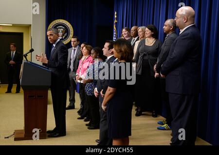 US-Präsident Barack Obama (L) hält am 31. Dezember 2012 bei einer Veranstaltung im Weißen Haus mit Amerikanern mittleren Einkommens im Eisenhower Executive Office Building in Washington Bemerkungen über die fiktive Klippe ab. Die Führer des Kongresses arbeiten auf ein Abkommen hin, das verhindern würde, dass die Haushaltsklippe überbannt wird. Berichten zufolge arbeiten die Republikaner im Kongress und die Obama-Regierung an einem Kompromiss, der die Steuersätze für Paare erhöhen würde, die jedes Jahr mehr als vierhundertfünfzigtausend Dollar (dreihunderttausend Euro) verdienen. Foto von Michael Reynolds/Pool/ABACAPRESS.COM Stockfoto