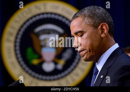 US-Präsident Barack Obama hält am 31. Dezember 2012 bei einer Veranstaltung im Weißen Haus mit Amerikanern mittleren Einkommens im Eisenhower Executive Office Building in Washington Bemerkungen über die fiktive Klippe. Die Führer des Kongresses arbeiten auf ein Abkommen hin, das verhindern würde, dass die Haushaltsklippe überbannt wird. Berichten zufolge arbeiten die Republikaner im Kongress und die Obama-Regierung an einem Kompromiss, der die Steuersätze für Paare erhöhen würde, die jedes Jahr mehr als vierhundertfünfzigtausend Dollar (dreihunderttausend Euro) verdienen. Foto von Michael Reynolds/Pool/ABACAPRESS.COM Stockfoto