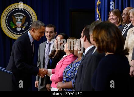 US-Präsident Barack Obama (L) schüttelt sich die Hände mit Amerikanern mittleren Einkommens, bevor er am 31. Dezember 2012 auf der fiktiven Klippe des Eisenhower Executive Office Building in Washington eine Stellungnahme abgibt. Die Führer des Kongresses arbeiten auf ein Abkommen hin, das verhindern würde, dass die Haushaltsklippe überbannt wird. Berichten zufolge arbeiten die Republikaner im Kongress und die Obama-Regierung an einem Kompromiss, der die Steuersätze für Paare erhöhen würde, die jedes Jahr mehr als vierhundertfünfzigtausend Dollar (dreihunderttausend Euro) verdienen. Foto von Michael Reynolds/Pool/ABACAPRESS.COM Stockfoto