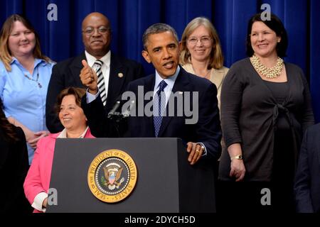 US-Präsident Barack Obama (C) hält am 31. Dezember 2012 bei einer Veranstaltung im Weißen Haus mit Amerikanern mittleren Einkommens im Eisenhower Executive Office Building in Washington Bemerkungen über die fiktive Klippe ab. Die Führer des Kongresses arbeiten auf ein Abkommen hin, das verhindern würde, dass die Haushaltsklippe überbannt wird. Berichten zufolge arbeiten die Republikaner im Kongress und die Obama-Regierung an einem Kompromiss, der die Steuersätze für Paare erhöhen würde, die jedes Jahr mehr als vierhundertfünfzigtausend Dollar (dreihunderttausend Euro) verdienen. Foto von Michael Reynolds/Pool/ABACAPRESS.COM Stockfoto