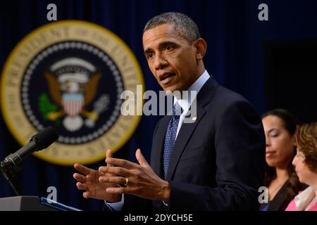 US-Präsident Barack Obama hält am 31. Dezember 2012 bei einer Veranstaltung im Weißen Haus mit Amerikanern mittleren Einkommens im Eisenhower Executive Office Building in Washington Bemerkungen über die fiktive Klippe. Die Führer des Kongresses arbeiten auf ein Abkommen hin, das verhindern würde, dass die Haushaltsklippe überbannt wird. Berichten zufolge arbeiten die Republikaner im Kongress und die Obama-Regierung an einem Kompromiss, der die Steuersätze für Paare erhöhen würde, die jedes Jahr mehr als vierhundertfünfzigtausend Dollar (dreihunderttausend Euro) verdienen. Foto von Michael Reynolds/Pool/ABACAPRESS.COM Stockfoto