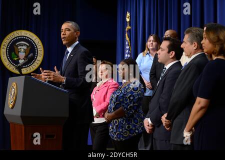 US-Präsident Barack Obama (L) hält am 31. Dezember 2012 bei einer Veranstaltung im Weißen Haus mit Amerikanern mittleren Einkommens im Eisenhower Executive Office Building in Washington Bemerkungen über die fiktive Klippe ab. Die Führer des Kongresses arbeiten auf ein Abkommen hin, das verhindern würde, dass die Haushaltsklippe überbannt wird. Berichten zufolge arbeiten die Republikaner im Kongress und die Obama-Regierung an einem Kompromiss, der die Steuersätze für Paare erhöhen würde, die jedes Jahr mehr als vierhundertfünfzigtausend Dollar (dreihunderttausend Euro) verdienen. Foto von Michael Reynolds/Pool/ABACAPRESS.COM Stockfoto