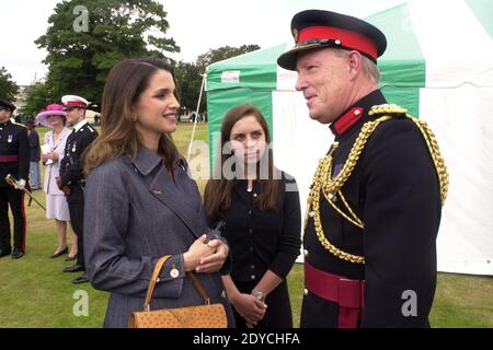 Ein Aktenfoto vom August 2000 zeigt L-R: Jordaniens Königin Rania mit ihrer Schwägerin Prinzessin Iman Bint Al Hussein, die während der Kadetten-Zeremonie für Prinz Hashem, Sohn des verstorbenen Königs Hussein, mit einem britischen Offizier an der Royal Academy of Sandhurst in Großbritannien spricht. Foto von Ammar Abd Rabbo/ABACAPRESS.COM Stockfoto
