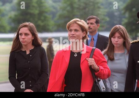 Ein Aktenfoto vom August 2000 zeigt L-R: Jordaniens Prinzessin Iman, Aisha und Rayah, alle Töchter von König Hussein, an der Königlichen Akademie von Sandhurst, in Großbritannien, während der Kadetten-Zeremonie für ihren Bruder Prinz Hashem, Sohn des verstorbenen Königs Hussein. Foto von Ammar Abd Rabbo/ABACAPRESS.COM Stockfoto