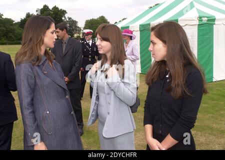 Ein Aktenfoto vom August 2000 zeigt L-R : Jordaniens Königin Rania mit ihren Schwägerinnen Prinzessin Rayah Bint Al Hussein und Prinzessin Iman Bint Al Hussein, an der Royal Academy of Sandhurst, in Großbritannien, während der Kadetten-Zeremonie für Prinz Hashem, Sohn des verstorbenen Königs Hussein. Foto von Ammar Abd Rabbo/ABACAPRESS.COM Stockfoto