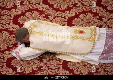 Papst Benedikt XVI. Feiert am 6. Januar 2013 im Vatikan, Rom, Italien, die Epiphanie-Messe in der Petersbasilika. Während der Zeremonie ernannte der Papst vier neue Bischöfe, darunter seinen persönlichen Sekretär Georg Gaenswein (im Bild). Foto von ABACAPRESS.COM Stockfoto