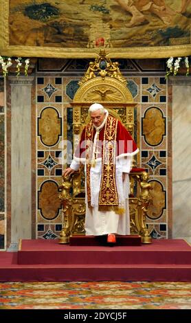 Papst Benedikt XVI. Hält am 7. Januar 2013 in der Regia Hall im Vatikan, Rom, Italien, seine jährliche Rede zum "Weltstaat" vor Diplomaten aus fast 180 Ländern und weltweiten Organisationen. Er forderte die Welt auf, das, was er das endlose Gemetzel in Syrien nannte, zu beenden, bevor das ganze Land zu einem "Ruinenfeld" wird. Foto von ABACAPRESS.COM Stockfoto