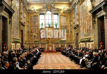 Papst Benedikt XVI. Hält am 7. Januar 2013 in der Regia Hall im Vatikan, Rom, Italien, seine jährliche Rede zum "Weltstaat" vor Diplomaten aus fast 180 Ländern und weltweiten Organisationen. Er forderte die Welt auf, das, was er das endlose Gemetzel in Syrien nannte, zu beenden, bevor das ganze Land zu einem "Ruinenfeld" wird. Foto von ABACAPRESS.COM Stockfoto