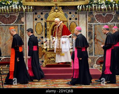 Papst Benedikt XVI. Hält am 7. Januar 2013 in der Regia Hall im Vatikan, Rom, Italien, seine jährliche Rede zum "Weltstaat" vor Diplomaten aus fast 180 Ländern und weltweiten Organisationen. Er forderte die Welt auf, das, was er das endlose Gemetzel in Syrien nannte, zu beenden, bevor das ganze Land zu einem "Ruinenfeld" wird. Foto von ABACAPRESS.COM Stockfoto