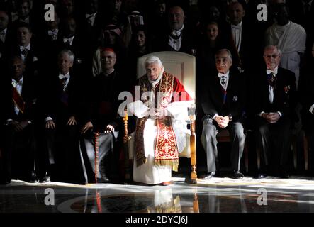 Papst Benedikt XVI. Hält am 7. Januar 2013 in der Regia Hall im Vatikan, Rom, Italien, seine jährliche Rede zum "Weltstaat" vor Diplomaten aus fast 180 Ländern und weltweiten Organisationen. Er forderte die Welt auf, das, was er das endlose Gemetzel in Syrien nannte, zu beenden, bevor das ganze Land zu einem "Ruinenfeld" wird. Foto von ABACAPRESS.COM Stockfoto