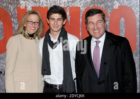 US-Botschafter in Frankreich Charles H. Rivkin, seine Frau Susan M. Tolson und ihr Sohn Elias bei der französischen Premiere von "Django Unchained" am 7. Januar 2013 im Le Grand Rex Theater in Paris, Frankreich. Foto von Nicolas Briquet/ABACAPRESS.COM Stockfoto