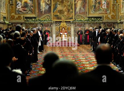 Papst Benedikt XVI. Hält am 7. Januar 2013 in der Regia Hall im Vatikan, Rom, Italien, seine jährliche Rede zum "Weltstaat" vor Diplomaten aus fast 180 Ländern und weltweiten Organisationen. Er forderte die Welt auf, das, was er das endlose Gemetzel in Syrien nannte, zu beenden, bevor das ganze Land zu einem "Ruinenfeld" wird. Foto von ABACAPRESS.COM Stockfoto