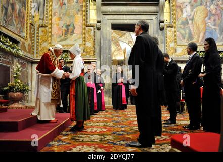 Papst Benedikt XVI. Hält am 7. Januar 2013 in der Regia Hall im Vatikan, Rom, Italien, seine jährliche Rede zum "Weltstaat" vor Diplomaten aus fast 180 Ländern und weltweiten Organisationen. Er forderte die Welt auf, das, was er das endlose Gemetzel in Syrien nannte, zu beenden, bevor das ganze Land zu einem "Ruinenfeld" wird. Foto von ABACAPRESS.COM Stockfoto