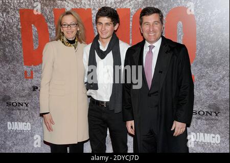 US-Botschafter in Frankreich Charles H. Rivkin, seine Frau Susan M. Tolson und ihr Sohn Elias bei der französischen Premiere von "Django Unchained" am 7. Januar 2013 im Le Grand Rex Theater in Paris, Frankreich. Foto von Nicolas Briquet/ABACAPRESS.COM Stockfoto