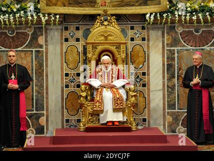 Papst Benedikt XVI. Hält am 7. Januar 2013 in der Regia Hall im Vatikan, Rom, Italien, seine jährliche Rede zum "Weltstaat" vor Diplomaten aus fast 180 Ländern und weltweiten Organisationen. Er forderte die Welt auf, das, was er das endlose Gemetzel in Syrien nannte, zu beenden, bevor das ganze Land zu einem "Ruinenfeld" wird. Foto von ABACAPRESS.COM Stockfoto