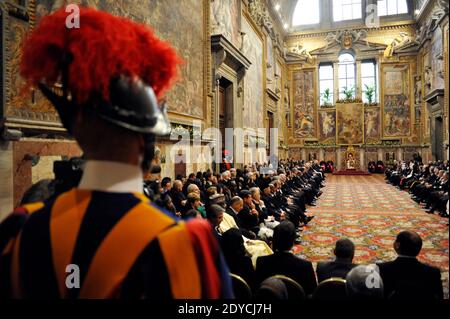 Papst Benedikt XVI. Hält am 7. Januar 2013 in der Regia Hall im Vatikan, Rom, Italien, seine jährliche Rede zum "Weltstaat" vor Diplomaten aus fast 180 Ländern und weltweiten Organisationen. Er forderte die Welt auf, das, was er das endlose Gemetzel in Syrien nannte, zu beenden, bevor das ganze Land zu einem "Ruinenfeld" wird. Foto von ABACAPRESS.COM Stockfoto