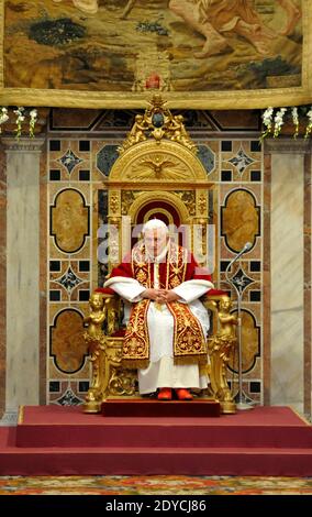 Papst Benedikt XVI. Hält am 7. Januar 2013 in der Regia Hall im Vatikan, Rom, Italien, seine jährliche Rede zum "Weltstaat" vor Diplomaten aus fast 180 Ländern und weltweiten Organisationen. Er forderte die Welt auf, das, was er das endlose Gemetzel in Syrien nannte, zu beenden, bevor das ganze Land zu einem "Ruinenfeld" wird. Foto von ABACAPRESS.COM Stockfoto