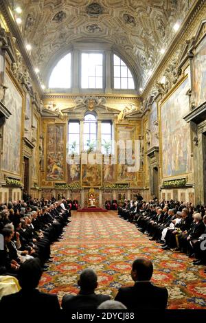 Papst Benedikt XVI. Hält am 7. Januar 2013 in der Regia Hall im Vatikan, Rom, Italien, seine jährliche Rede zum "Weltstaat" vor Diplomaten aus fast 180 Ländern und weltweiten Organisationen. Er forderte die Welt auf, das, was er das endlose Gemetzel in Syrien nannte, zu beenden, bevor das ganze Land zu einem "Ruinenfeld" wird. Foto von ABACAPRESS.COM Stockfoto