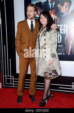 Ryan Gosling und Donna Gosling kommen bei Warner Bros. Pictures' 'Gangster Squad' Premiere im Grauman's Chinese Theatre in Los Angeles, CA, USA, am 7. Januar 2013 an. Foto von Lionel Hahn/ABACAPRESS.COM Stockfoto