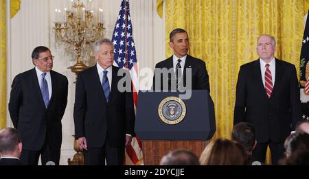 US-Präsident Barack Obama spricht als ehemaliger US-Senator Chuck Hagel (R-NE) , Verteidigungsminister Leon Panetta (L) und stellvertretender nationaler Sicherheitsberater für Innere Sicherheit und Terrorismusbekämpfung John Brennan (R) während einer Personalankündigung im East Room im Weißen Haus am 7. Januar, 2013 in Washington, DC, USA. Obama hat Hagel zum nächsten Verteidigungsminister ernannt und Brennan zum neuen Direktor der CIA ernannt. Foto von Olivier Douliery/ABACAPRESS.COM Stockfoto