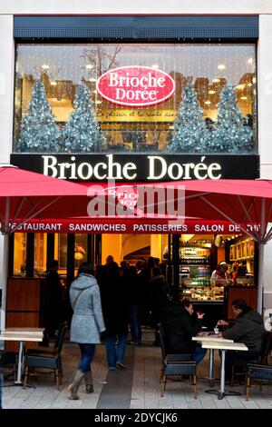 Außenansicht des Fastfood-Restaurants Brioche Doree auf den Champs Elysees in Paris, Frankreich am 5. Januar 2013. Foto von Audrey Poree/ABACAPRESS.COM Stockfoto