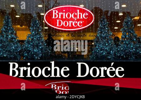 Außenansicht des Fastfood-Restaurants Brioche Doree auf den Champs Elysees in Paris, Frankreich am 5. Januar 2013. Foto von Audrey Poree/ABACAPRESS.COM Stockfoto
