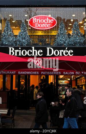 Außenansicht des Fastfood-Restaurants Brioche Doree auf den Champs Elysees in Paris, Frankreich am 5. Januar 2013. Foto von Audrey Poree/ABACAPRESS.COM Stockfoto