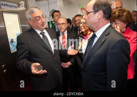 Alain Boudou, der französische Präsident Francois Hollande und der französische Juniorminister für ältere und behinderte Menschen Michele Delaunay besuchen am 10. Januar 2013 das Chemielabor "Polymeres Organiques (LCPO)" in Talence, Frankreich. Hollande war in der Region zu einem Besuch, der zukünftigen Investitionen und High-Tech-Unternehmen gewidmet war. Foto von Baptiste Fenouil/Pool/ABACAPRESS.COM Stockfoto